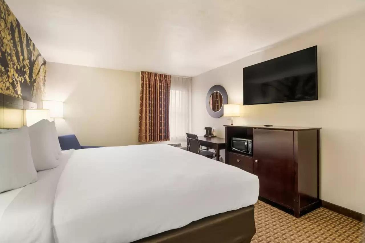 Clarion Pointe Hotel Абингдън Екстериор снимка