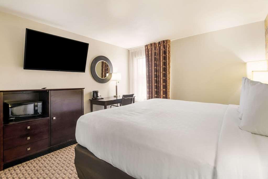 Clarion Pointe Hotel Абингдън Стая снимка