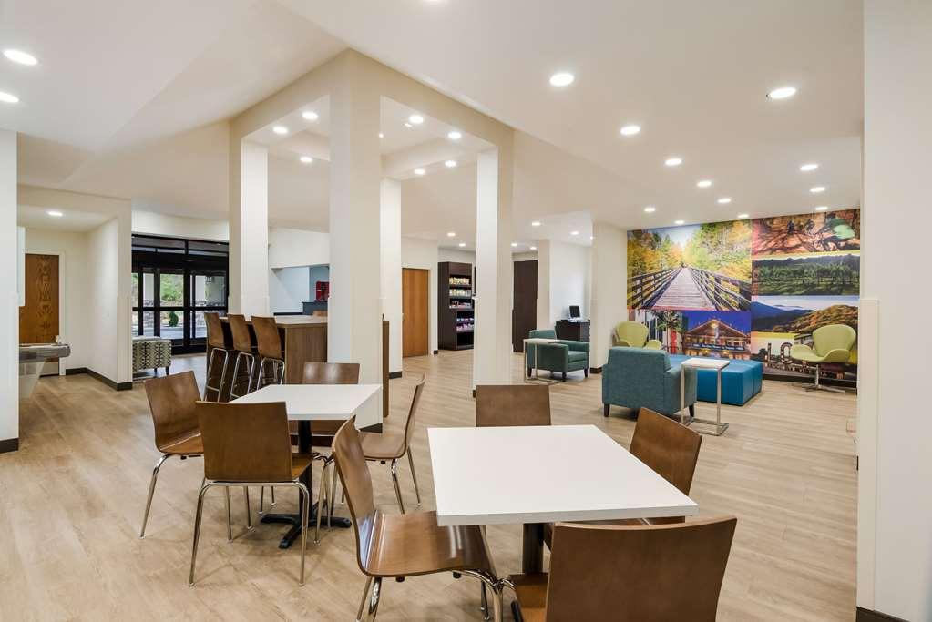 Clarion Pointe Hotel Абингдън Екстериор снимка